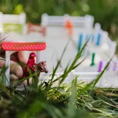 Miniaturowa akademia jazdy konnej z figurką jeźdźca i konia, część smart games.