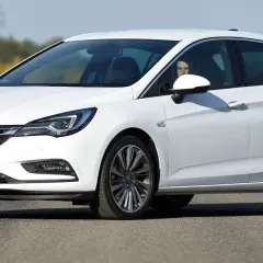Biała Opel Astra K na drodze. Zastanawiasz się, jaki silnik wybrać do tego modelu?