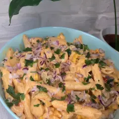 Penne z kurczakiem w sosie gyros, posypane cebulką i natką pietruszki. Pyszna sałatka gyros z makaronem, idealna na szybki obiad.