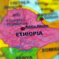 Mapa polityczna Afryki, z zaznaczoną Etiopią, która graniczy z Etiopią, Dżibuti i Somalią.