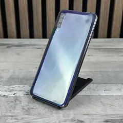 Telefon Samsung Galaxy A50 na czarnym stojaku, z widocznym logo Samsung. Sprawdź aktualną samsung galaxy a50 cena.