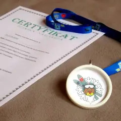 Certyfikat narciarza i medal z bobrem w goglach. Idealny pomysł, jak zrobić wieszak na medale dla małego sportowca.