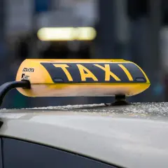 Żółty dachowy znak TAXI na samochodzie, widok z bliska.