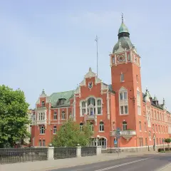 Ratusz w Słupsku, świadectwo bogatej historii miasta, z charakterystyczną wieżą i ceglaną fasadą.