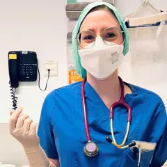 Frau mit Stethoskop und Maske, bereit für ihr Physician Assistant Studium in Hessen.
