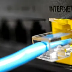 Un câble bleu se connecte à un port "INTERNET" jaune. La fibre et le wifi, une différence de connexion.