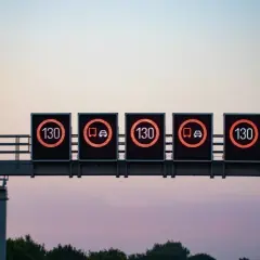 Co odwołuje limit prędkości? Obal mity, jeźdź pewnie!