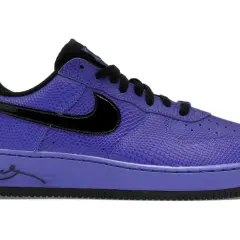 Fioletowe buty Nike Air Force 1 z czarnym lakierowanym Swooshem i fakturą skóry węża. Na podeszwie podpis Kobe Bryant.
