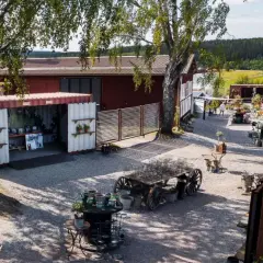 En charmig gårdsbutik i Stora Skedvi med varor utställda i containrar och på gamla vagnar.
