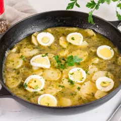 Patatas en salsa verde con huevos duros, un plato reconfortante y lleno de sabor.