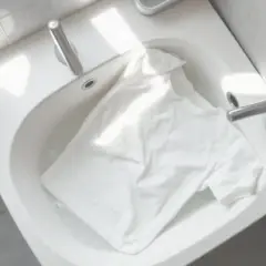 Żółta plama po wybielaczu? Usuń ją! Skuteczne metody ratunku.