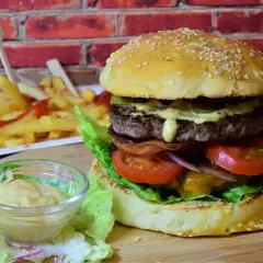 Ile kalorii ma burger wołowy z frytkami? Zaskakujące liczby!