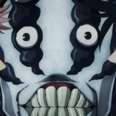 Yuji und Megumi blicken auf eine gruselige Maske. Ein Moment aus Jujutsu Kaisen, der die Spannung zeigt.