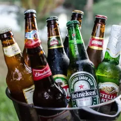 Wiadro z butelkami piwa, w tym Heineken, Stella Artois i Brahma. Idealne na letnie spotkanie, gdzie króluje piwo górnej fermentacji.