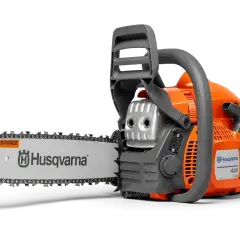 Pomarańczowa piła łańcuchowa Husqvarna 435 z szarą rękojeścią i srebrną prowadnicą. Poznaj jej husqvarna 435 dane techniczne.