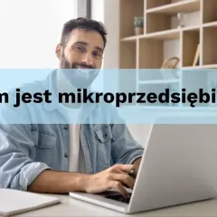 Uśmiechnięty mężczyzna pracuje przy laptopie. Kim jest mikroprzedsiębiorca? To pytanie widoczne na ekranie.