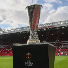 Trofeum Ligi Europy na tle stadionu Old Trafford. Marzenie o tym, by zdobyć ten puchar, jest bliskie spełnienia dla wielu drużyn.