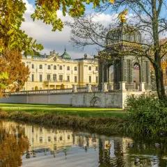 Pałac Branickich w Białymstoku, jesienią. Wspaniałe **białystok atrakcje dla dorosłych** – spacer po ogrodach i podziwianie architektury.
