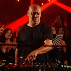 DJ calvo mixa musica al Pacha, con la folla che balla e si diverte sotto le luci rosse.