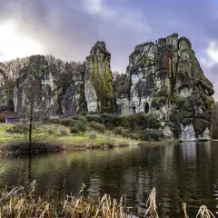 Teufelsmauer bei Detmold: Beeindruckende Felsen ragen aus dem Wasser, ein tolles Ausflugsziel in NRW.