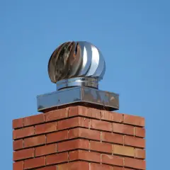 Metalowa nasada komina z wirującym elementem, zapewniająca sprawną wentylację hybrydową.
