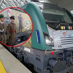 Żołnierze w mundurach stoją obok lokomotywy PKP Intercity EU200-021, która upamiętnia 200 lat kolei. To definicja pociągu jako symbolu historii i postępu.