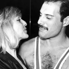 Freddie Mercury i Mary Austin, jego wieloletnia partnerka, która była mu jak żona, w intymnym uścisku.