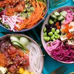 Tre färgglada poke bowls med lax, tonfisk, tofu, grönsaker och ris. Perfekt för ett snabbt och hälsosamt poke bowl recept.