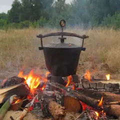 Co do kociołka na ognisko? Pyszne jedzenie gotuje się nad ogniem, w otoczeniu natury.