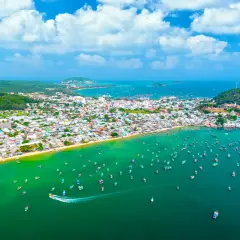 Luftaufnahme einer Küstenstadt mit vielen Booten im türkisfarbenen Meer. Perfekt für die phu quoc beste reisezeit.