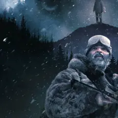 Film na podstawie książki Mroza. Mężczyzna w futrzanej kurtce i goglach z karabinem na tle ośnieżonego lasu i wzgórza, na którym stoi samotna postać.