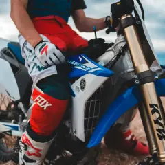 Motocyklista w stroju FOX siedzi na motorze Yamaha YZ250F. Czy można jeździć crossem bez prawa jazdy? To pytanie zadaje sobie wielu fanów off-roadu.