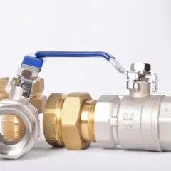 Trzy metalowe zawory wodne z niebieskimi uchwytami na białym tle.