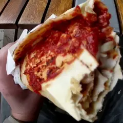 Kebab Kryspinów z jakim sosem? Odkryj najlepsze połączenia smakowe