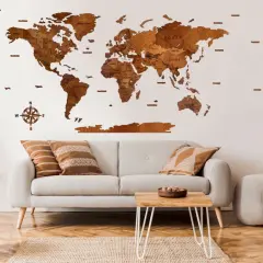 Drewniana mapa świata na ścianie nad kanapą – idealna dekoracja, by zainspirować do podróży. Co powiesić na ścianie w salonie? Oto inspiracja!