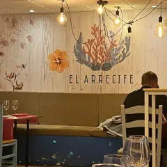El Arrecife, un lugar ideal donde comer pescado en Almería. Decoración marina con corales y flores.