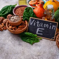 Orzechy, nasiona słonecznika, migdały, szpinak, brokuły, jajka i olej to produkty, w których występuje witamina E.