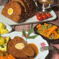 Ein herzhafter falscher Hase, serviert mit Kartoffeln, Erbsen und Karotten. Ein Klassiker, der immer schmeckt!