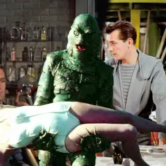 Potwór z czarnej laguny porywa kobietę, podczas gdy naukowiec i robot obserwują. Klasyka **stare filmy sf**.