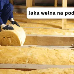 Ocieplanie poddasza wełną mineralną. Widać ręce w rękawiczkach układające rolkę wełny. Jaka wełna najlepsza na poddasze?