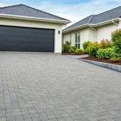 Podjazd beton czy kostka: co wybrać, aby uniknąć kosztów i problemów?