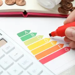 Kalkulator i wykres klas energetycznych pomagają ocenić, ile prądu zużywa suszarka do włosów.