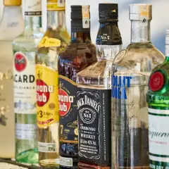 Różne rodzaje wódki i alkoholi: Bacardi, Havana Club, Jack Daniel's, Absolut Vodka, Tanqueray.