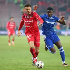 Piłkarze Widzewa Łódź i Lecha Poznań walczą o piłkę. Intensywny przebieg: Widzew Łódź – Lech Poznań.