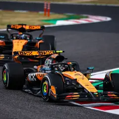 Dos coches de Fórmula 1 de McLaren, con el equipo de Andrea Stella, compiten en una curva.
