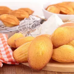 Des madeleines dorées et moelleuses, prêtes à être dégustées. Une recette facile pour un goûter parfait.