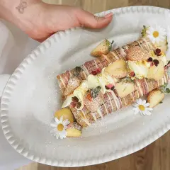 En vacker Budapestrulle med jordgubbar och blommor. Ett perfekt recept för en festlig fika!