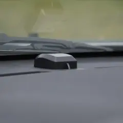 Antena GPS umieszczona na desce rozdzielczej, blisko przedniej szyby, zapewnia dobry odbiór sygnału.
