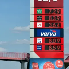 Cena paliwa diesel 8,39 zł. Obok ceny benzyny 95 (7,29 zł) i LPG (3,64 zł). Widoczne też ceny Verwy 98 (8,09 zł) i Verwy Diesel (8,59 zł).
