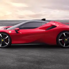 Czerwone Ferrari SF90 na torze. Marzysz o tym aucie? Sprawdź, jaka jest ferrari sf90 cena i zacznij planować zakup.